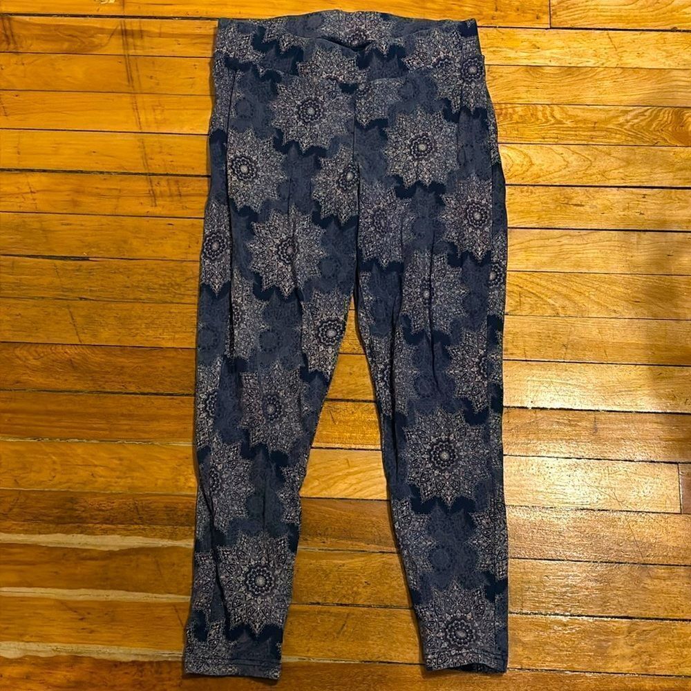 Torrid Women’s Dark Blue and White Mandala Printed Leggings Size 1